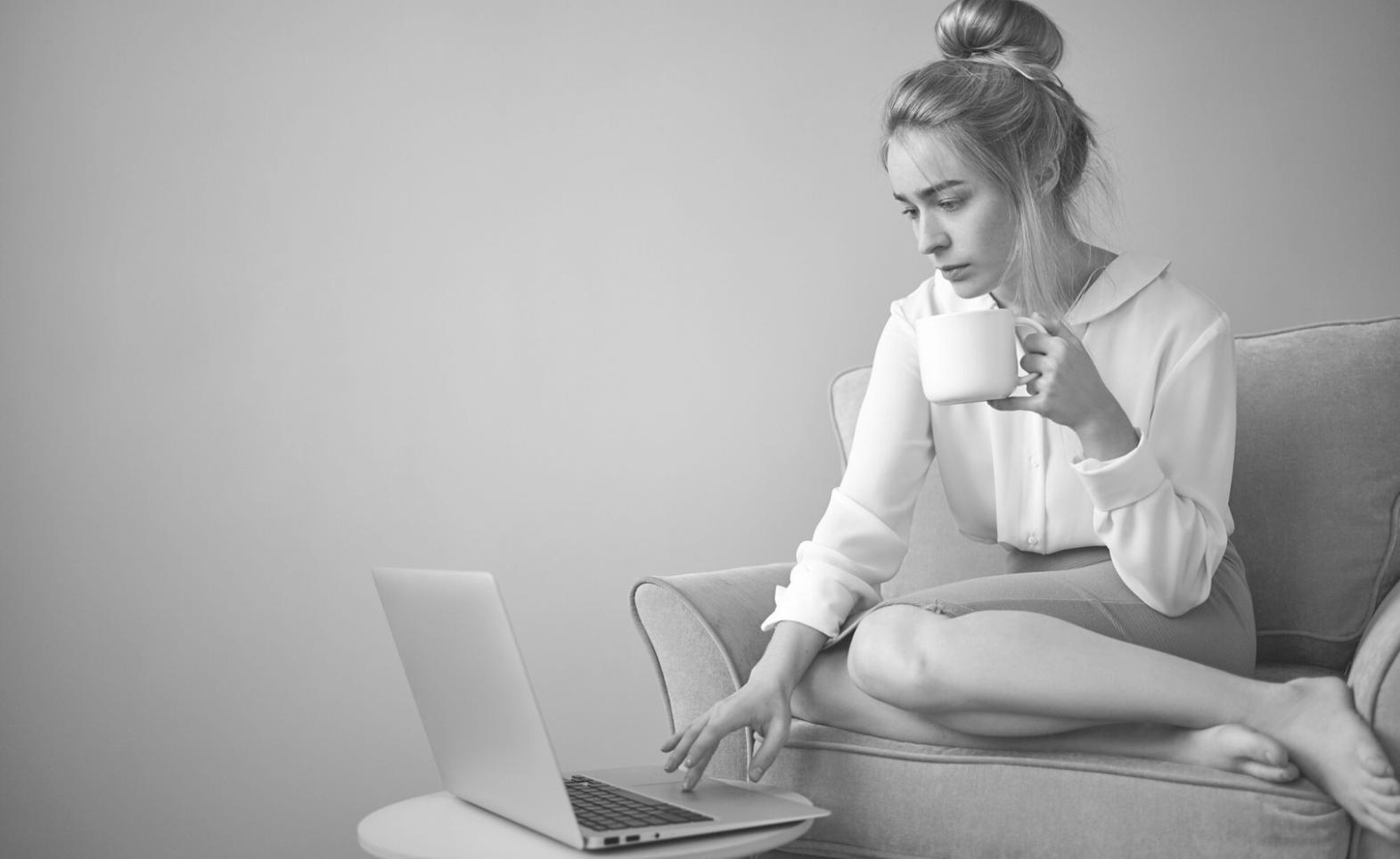 Modernes Büro mit Finanzanalysten bei der Arbeit an Budget-Benchmarking-Projekten