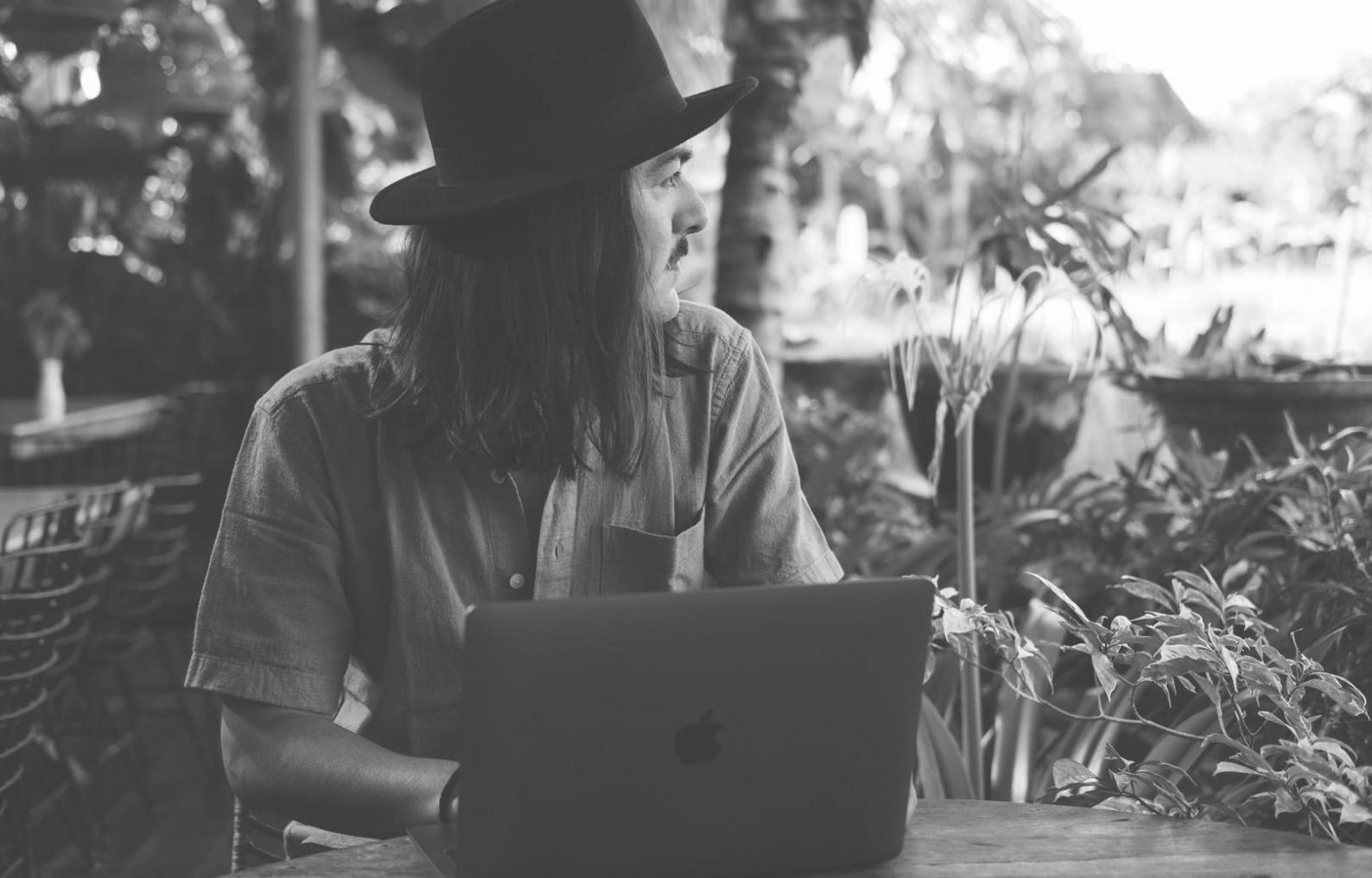 Detailansicht einer Budget-Analyse mit Diagrammen und Finanzberichten